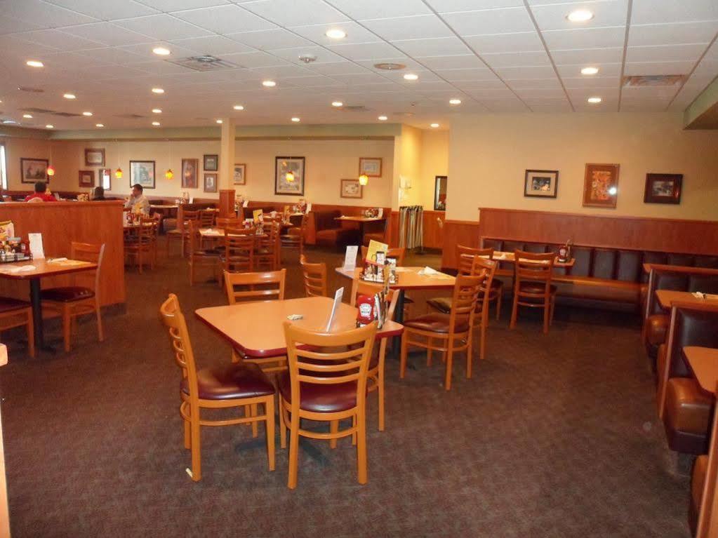 Boarders Inn & Suites By Cobblestone Hotels - Гранд Айлънд Екстериор снимка