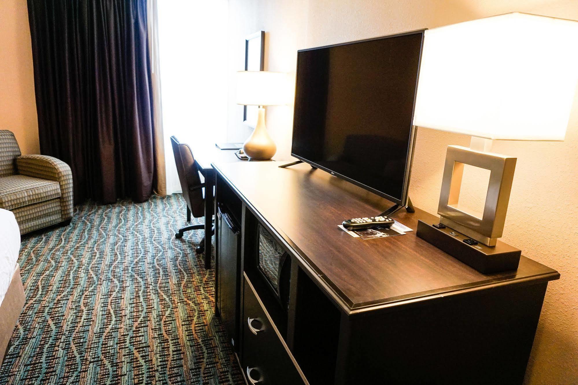 Boarders Inn & Suites By Cobblestone Hotels - Гранд Айлънд Екстериор снимка