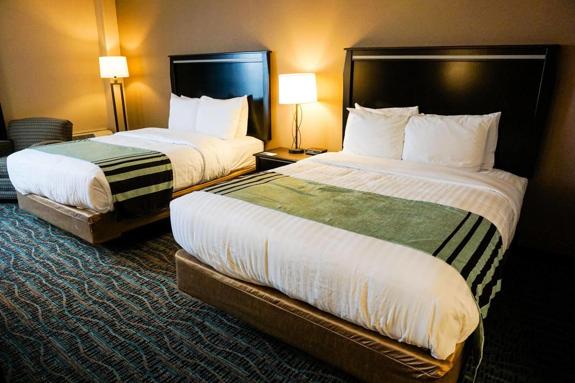 Boarders Inn & Suites By Cobblestone Hotels - Гранд Айлънд Екстериор снимка